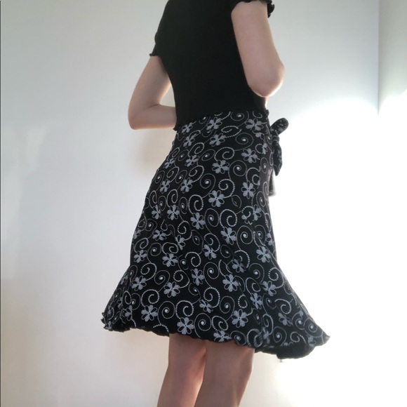 Knee length skirt with flower pattern - Picture 2 of 9